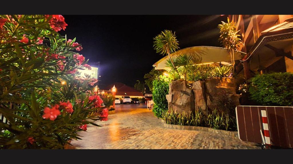 Rayong Lanna Hotel Exterior photo