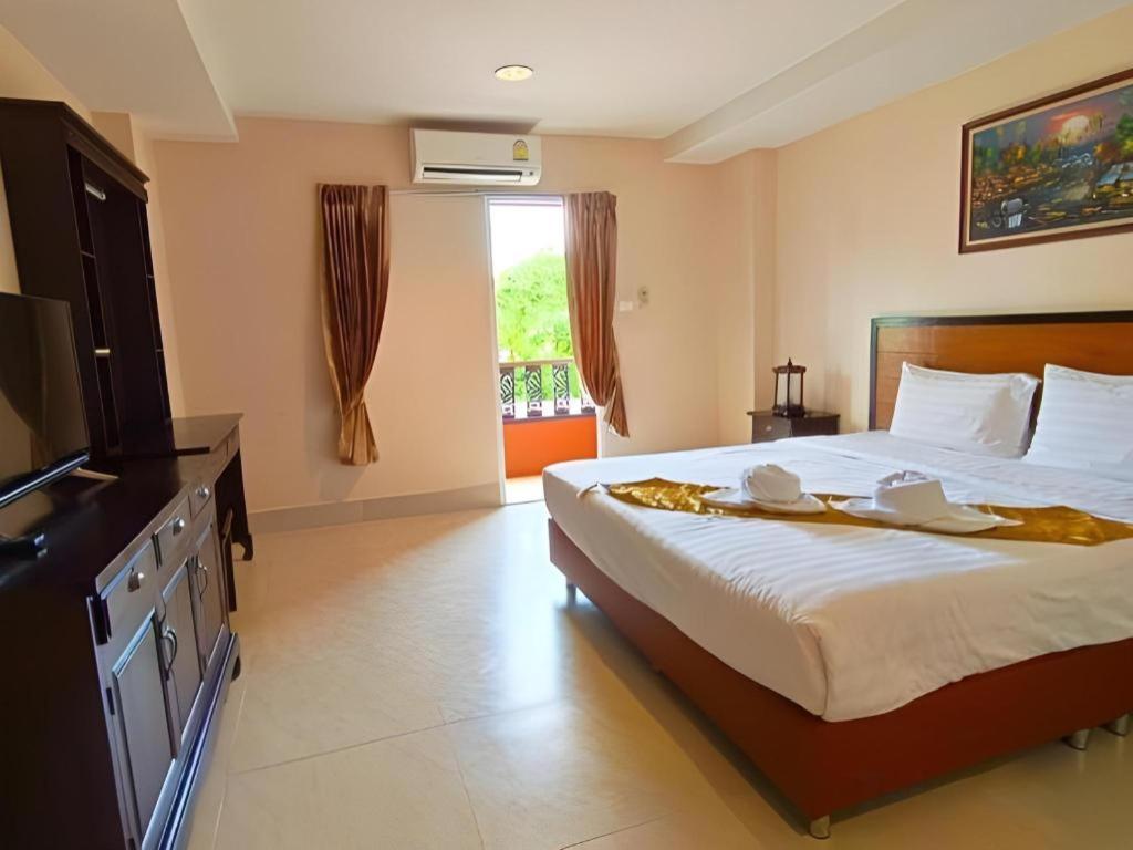 Rayong Lanna Hotel Exterior photo