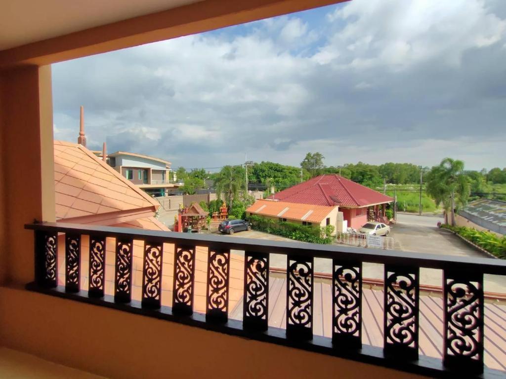Rayong Lanna Hotel Exterior photo